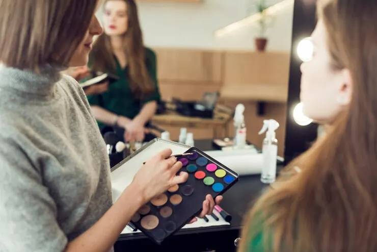estilista recogiendo sombra ojos p — Celebrity & Influencer Marketing