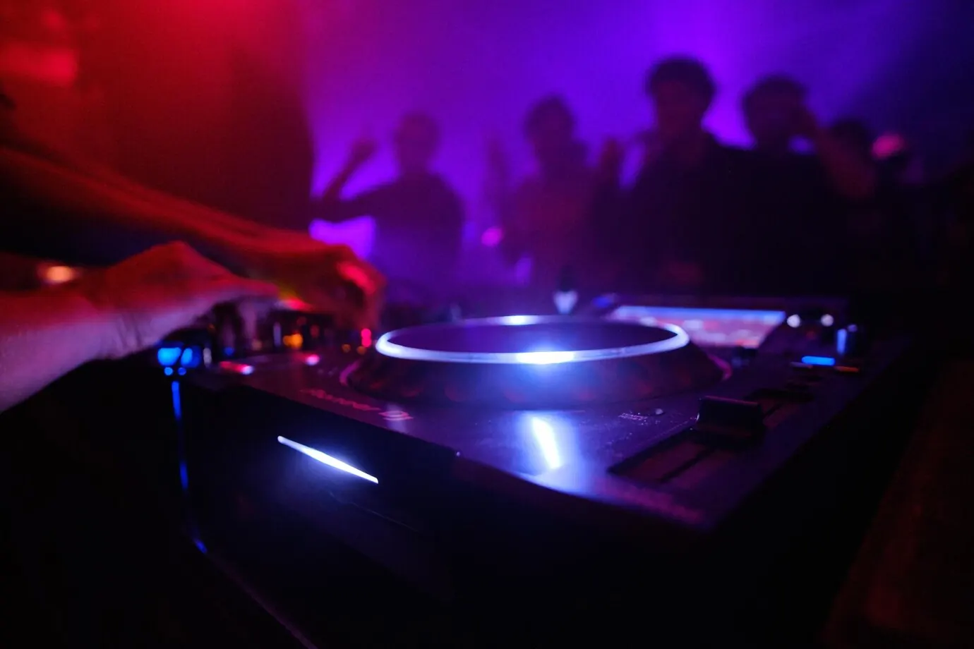 primer plano equipo dj gente baila — Deejay